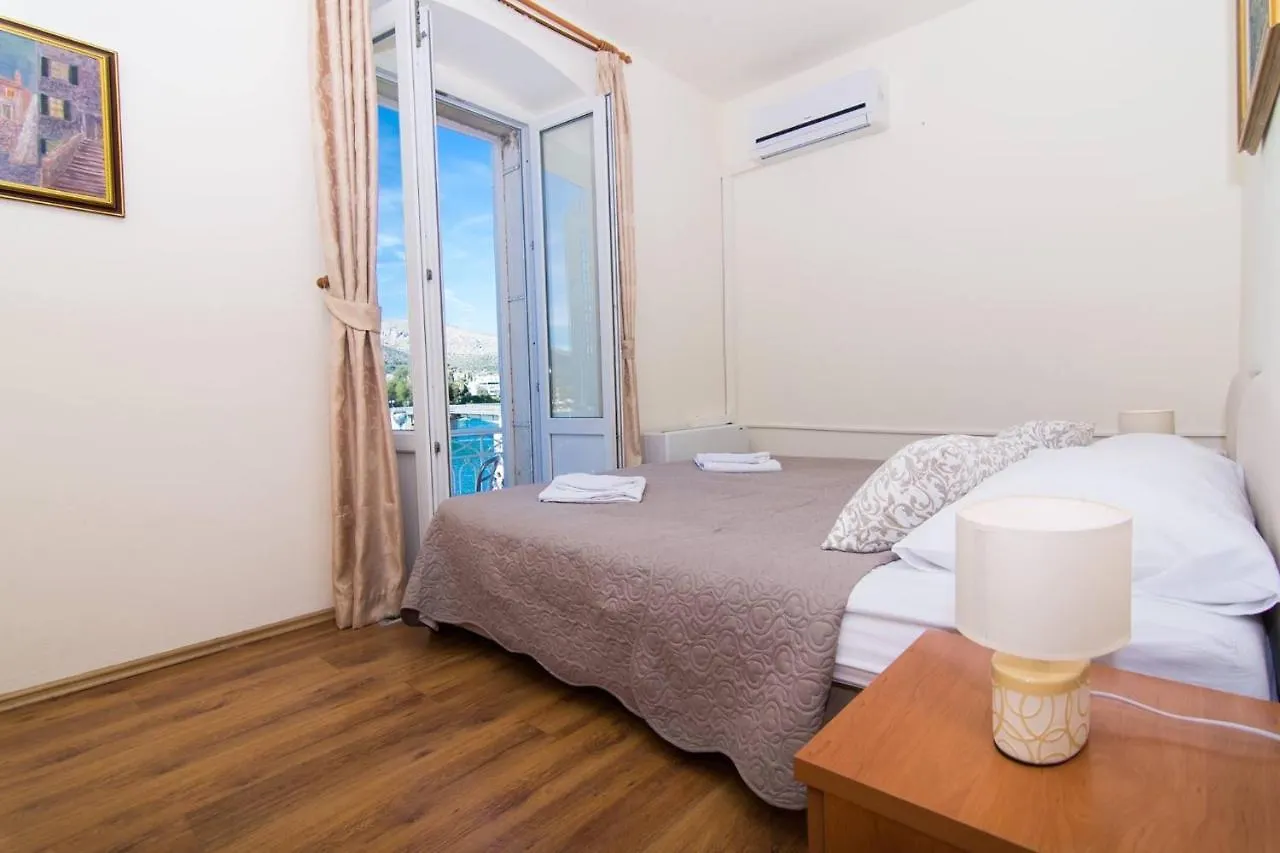 לינה וארוחת בוקר טרוגיר Villa Liza
