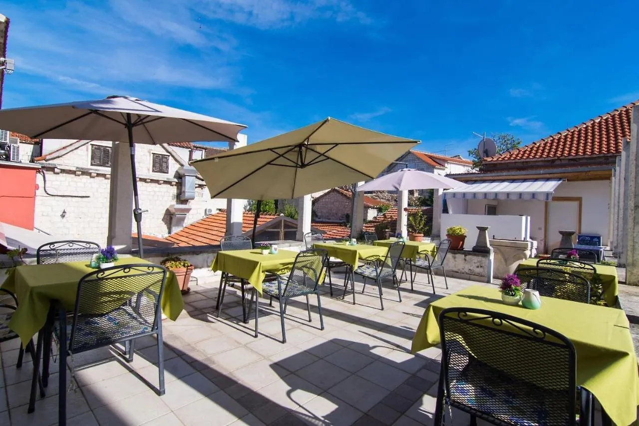 טרוגיר Villa Liza 3*,