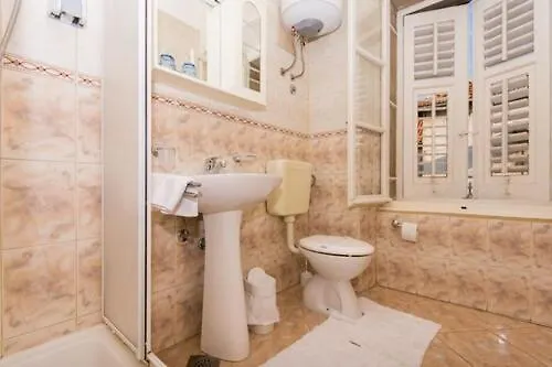 טרוגיר Villa Liza 3*,